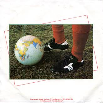 Ein Bild, das drau�en, Person, Gras, Fu�ball enth�lt.

Automatisch generierte Beschreibung