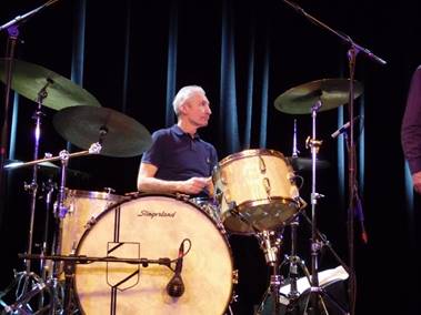 Ein Bild, das Musik, Musikinstrument, Schlaginstrument, Musiker enth�lt.

Automatisch generierte Beschreibung