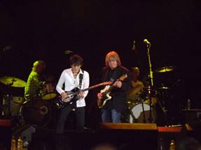 Ein Bild, das Konzert, Musikinstrument, Musiker, Musik enth�lt.

Automatisch generierte Beschreibung