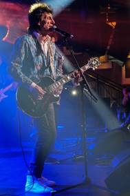 Ein Bild, das Konzert, Mikrofon, Darbietung, Musikinstrument enth�lt.

Automatisch generierte Beschreibung