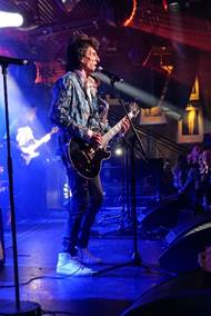 Ein Bild, das Konzert, Musikinstrument, Darbietung, Musiker enth�lt.

Automatisch generierte Beschreibung