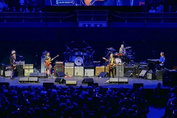 Ein Bild, das Konzert, Musikinstrument, B�hne, Darbietung enth�lt.

Automatisch generierte Beschreibung