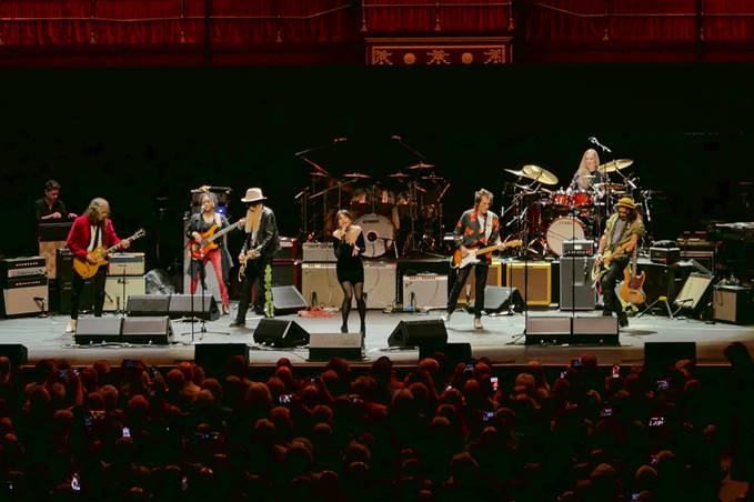 Ein Bild, das Konzert, Musikinstrument, Darbietung, Unterhaltung enth�lt.

Automatisch generierte Beschreibung