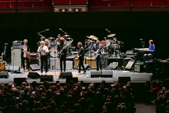 Ein Bild, das Konzert, Musikinstrument, Musik, Musiker enth�lt.

Automatisch generierte Beschreibung