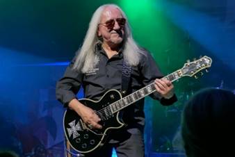 Ein Bild, das Konzert, Musikinstrument, Musiker, Gitarrist enth�lt.

Automatisch generierte Beschreibung