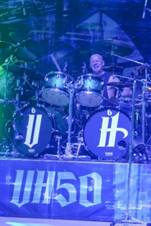 Ein Bild, das Konzert, Trommel, Musikinstrument, Musik enth�lt.

Automatisch generierte Beschreibung