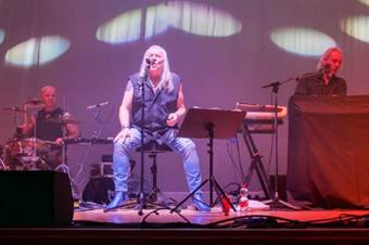 Ein Bild, das Konzert, Darbietung, Musikinstrument, Ort f�r Musikveranstaltungen enth�lt.

Automatisch generierte Beschreibung