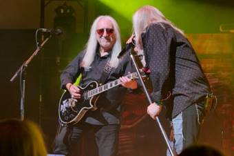 Ein Bild, das Konzert, Kleidung, Musikinstrument, Gitarre enth�lt.

Automatisch generierte Beschreibung