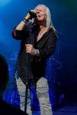 Ein Bild, das Konzert, Kleidung, Person, Musiker enth�lt.

Automatisch generierte Beschreibung