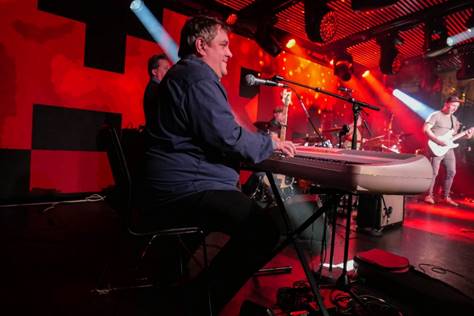 Ein Bild, das Konzert, Im Haus, Person, Kleidung enth�lt.

Automatisch generierte Beschreibung