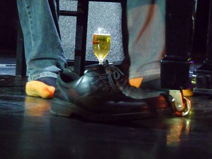 Ein Bild, das Schuh, Schuhwerk, Im Haus, Person enth�lt.

Automatisch generierte Beschreibung