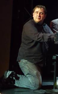 Ein Bild, das Person, Kleidung, Menschliches Gesicht, Mann enth�lt.

Automatisch generierte Beschreibung