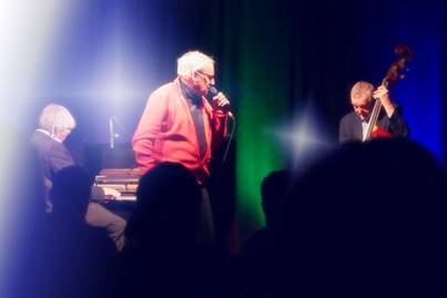 Ein Bild, das Konzert, Kleidung, Person, Mann enth�lt.

Automatisch generierte Beschreibung