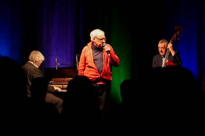 Ein Bild, das Kleidung, Person, Theater, Unterhaltung enth�lt.

Automatisch generierte Beschreibung