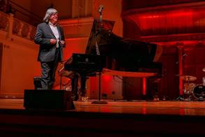 Ein Bild, das Musik, Musikinstrument, Konzert, Klavier enth�lt.

Automatisch generierte Beschreibung