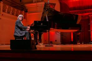 Ein Bild, das Musik, Klavier, Musikinstrument, Person enth�lt.

Automatisch generierte Beschreibung