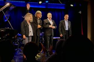 Ein Bild, das Person, Kleidung, Mann, Musik enth�lt.

Automatisch generierte Beschreibung