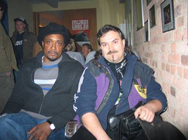 Ein Bild, das Person, Wand, Personen, drinnen enth�lt.

Automatisch generierte Beschreibung