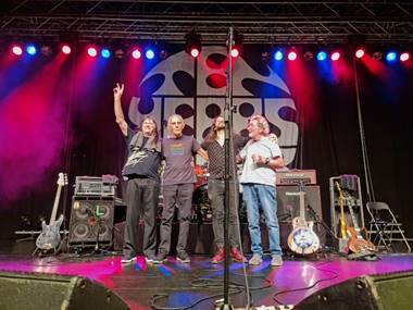 Ein Bild, das Konzert, B�hne, Unterhaltung, Darbietung enth�lt.

Automatisch generierte Beschreibung