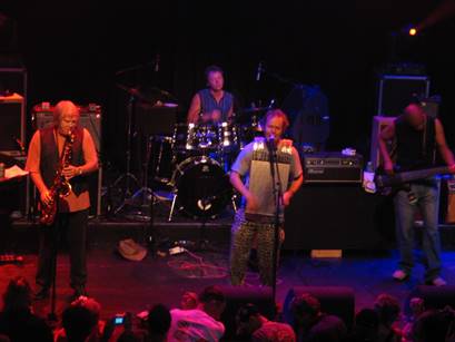 Ein Bild, das Konzert, Musikinstrument, Darbietung, Unterhaltung enth�lt.

Automatisch generierte Beschreibung