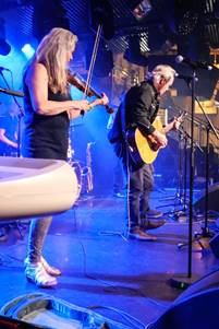 Ein Bild, das Konzert, Musikinstrument, Musiker, Musik enth�lt.

Automatisch generierte Beschreibung