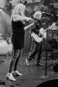 Ein Bild, das Konzert, Kleidung, Musikinstrument, Musiker enth�lt.

Automatisch generierte Beschreibung