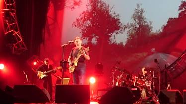 Ein Bild, das Konzert, Musik, Unterhaltung, Darbietung enth�lt.

Automatisch generierte Beschreibung