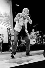 Ein Bild, das Konzert, Kleidung, Person, Darbietung enth�lt.

Automatisch generierte Beschreibung