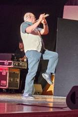 Ein Bild, das Kleidung, Person, Konzert, Unterhaltung enth�lt.

Automatisch generierte Beschreibung