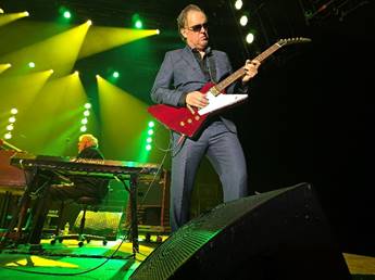 Ein Bild, das Konzert, Musikinstrument, Musiker, Musik enth�lt.

Automatisch generierte Beschreibung