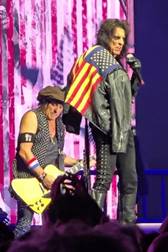 Ein Bild, das Kleidung, Person, Menschliches Gesicht, Konzert enth�lt.

Automatisch generierte Beschreibung