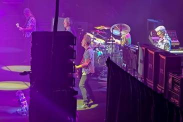 Ein Bild, das Konzert, Darbietung, Magenta, Unterhaltung enth�lt.

Automatisch generierte Beschreibung